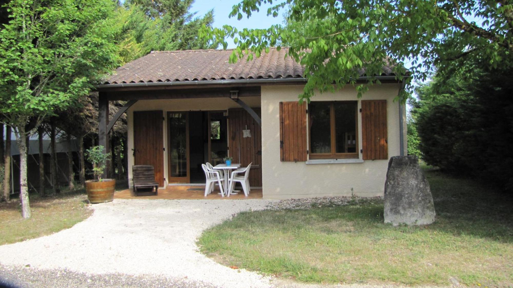 Camping Fontaine Du Roc Guest House Devillac Exterior photo