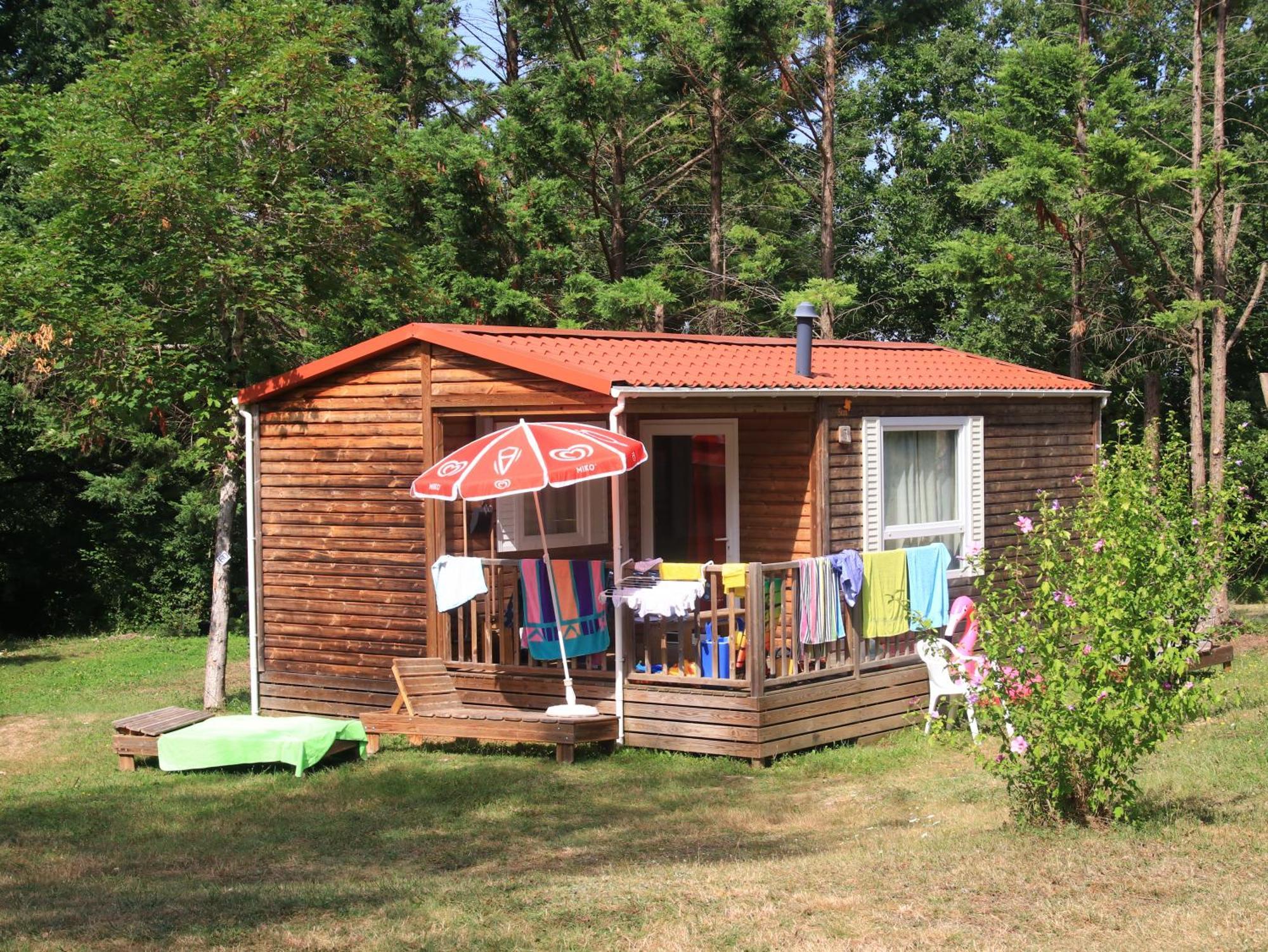 Camping Fontaine Du Roc Guest House Devillac Exterior photo