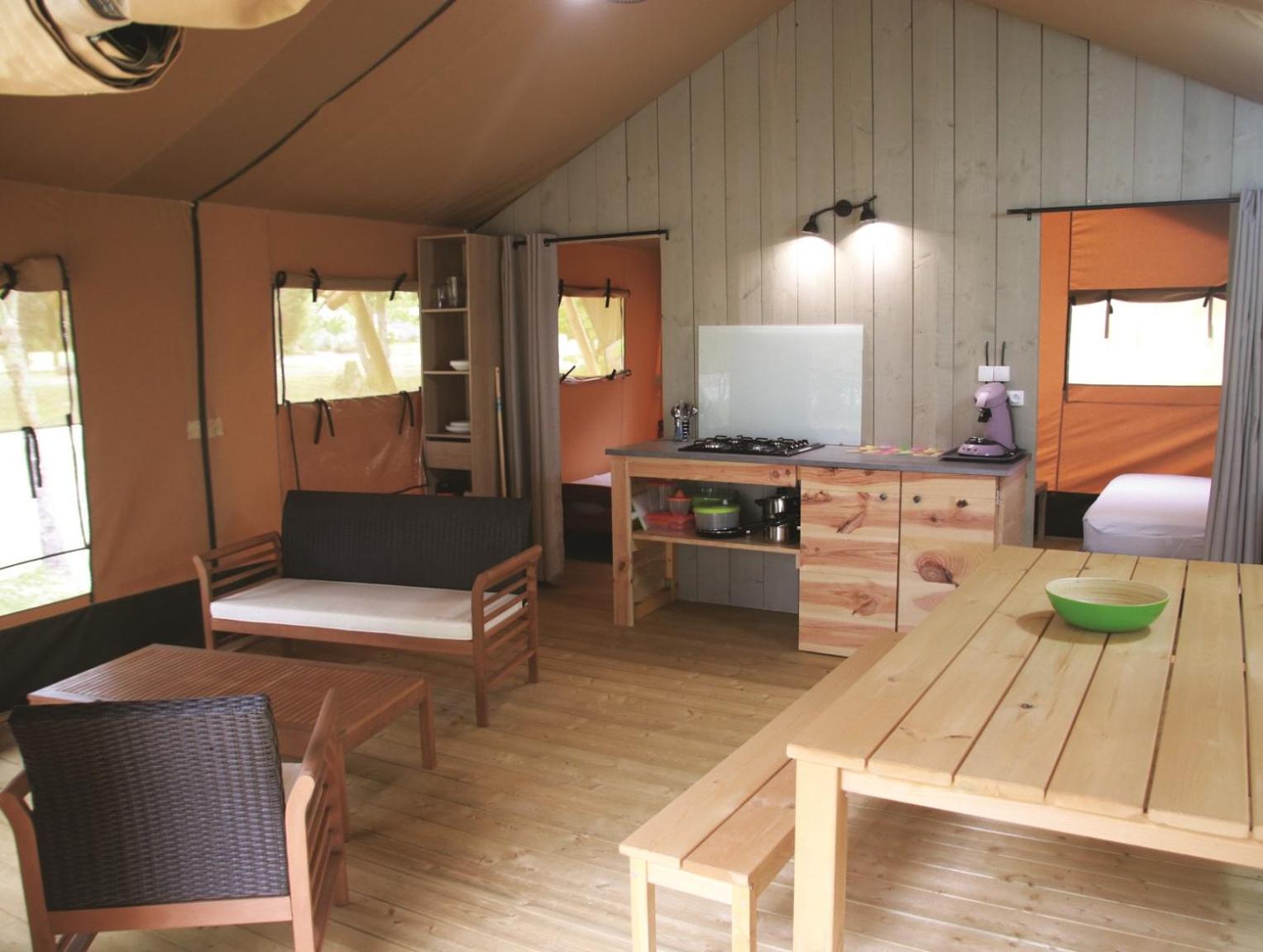 Camping Fontaine Du Roc Guest House Devillac Room photo