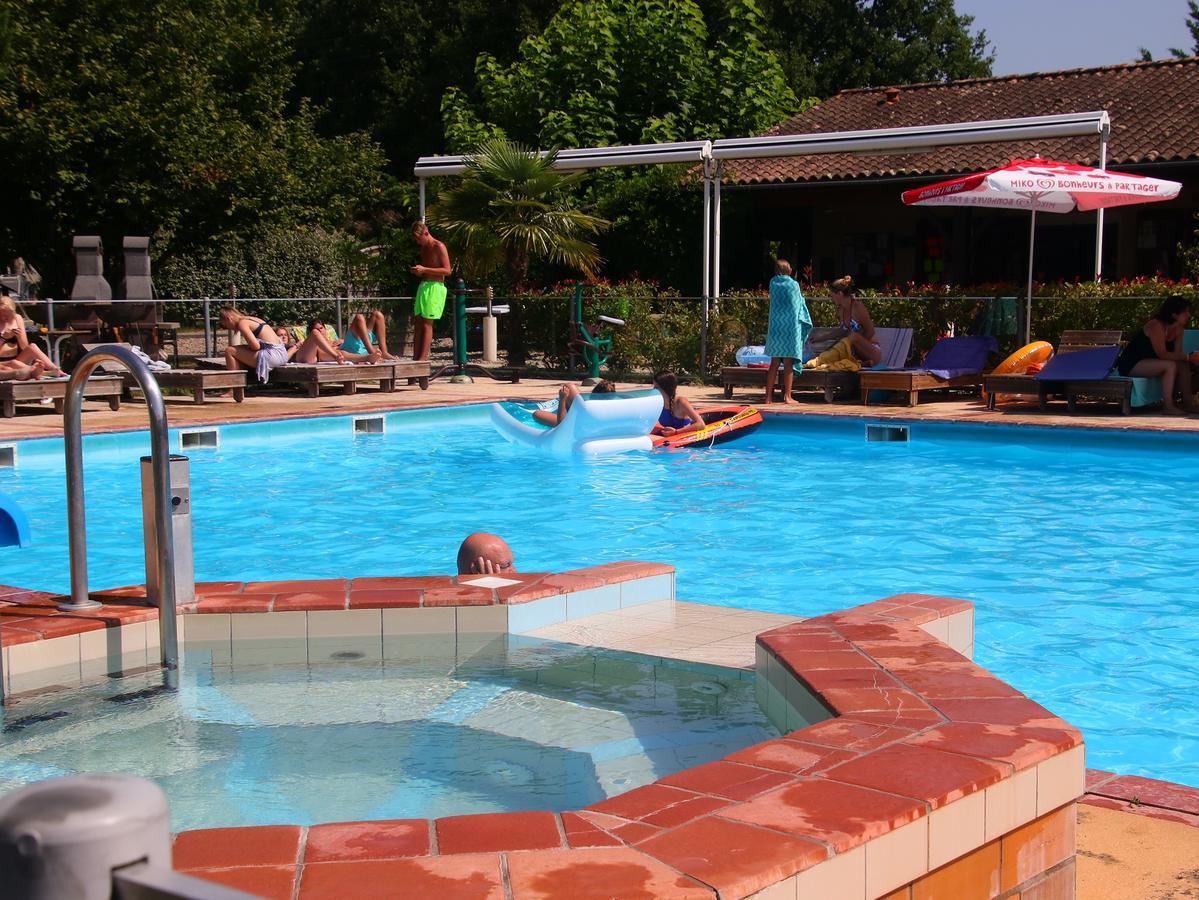 Camping Fontaine Du Roc Guest House Devillac Exterior photo